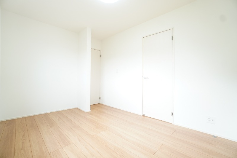 2階6帖洋室。8帖洋室と繋がっているお部屋です。※類似物件の参考画像です。