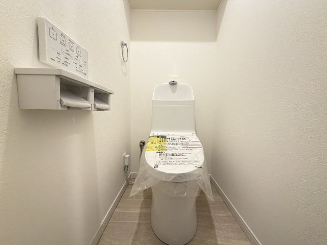 【新品】新品交換したトイレは清潔で温水洗浄便座付きです。