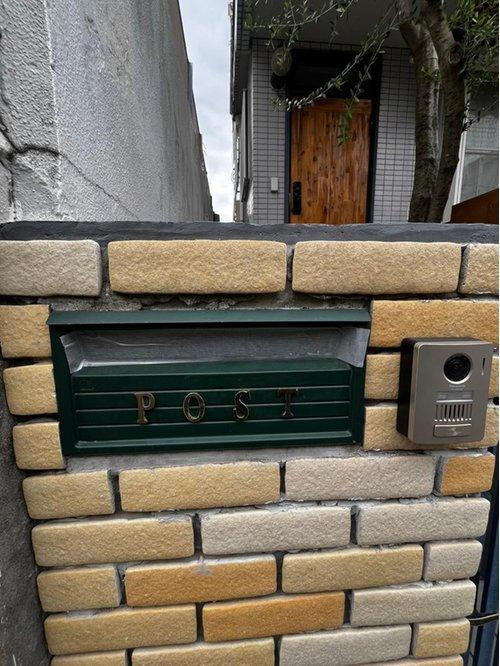 専用ポストを備え、日々の郵便受け取りがスムーズな一軒家。外観と調和した落ち着いたデザインで、丁寧に管理された印象が伝わる設備です。
