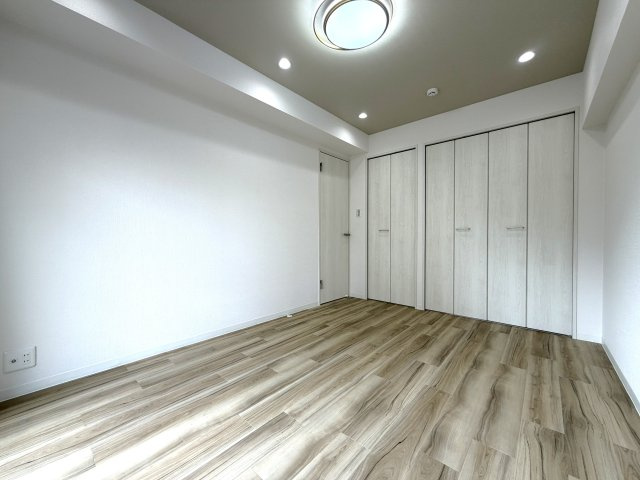 大きなクローゼットがついた洋室。