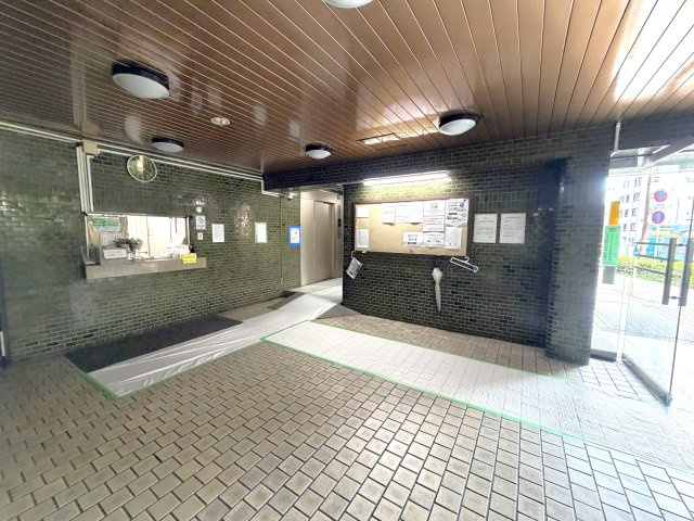 管理人室もあるエントランス