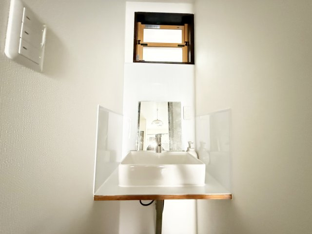 洗面所に窓付です！