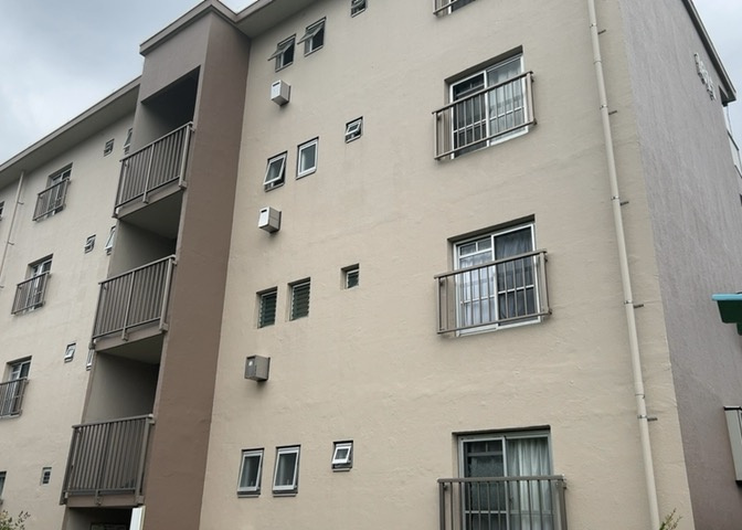 土地の面積＝住宅面積ではありません。建ぺい率の問題などで、土地のある場所によって住宅を建てられる面積は限られています。高さもしかり、「土地」という言葉の中には、建築条件も含まれると考えておきましょう。