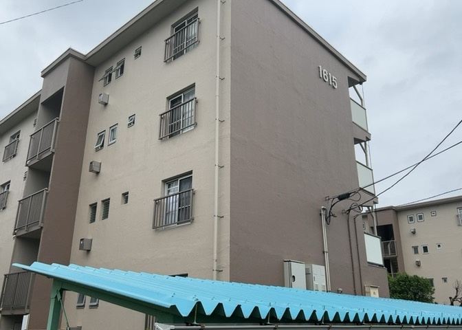 家を建てる場合、方位は要チェックです。現実的に日当たりのよい家ならばリビングは南側、建築基準法でも北側に当たる家への配慮は求められています。土地を見学に行く際は、方位磁針を持って行くようにしましょう。
