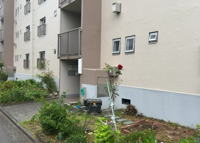 土地を買う際、住む地域の自治体や福祉の補助制度にも注目してみましょう。子供や老人の医療補助やゴミ出しのルールなど、自治体によってルールに大きな違いがあるため、暮らしやすい土地で判断するとよいでしょう。