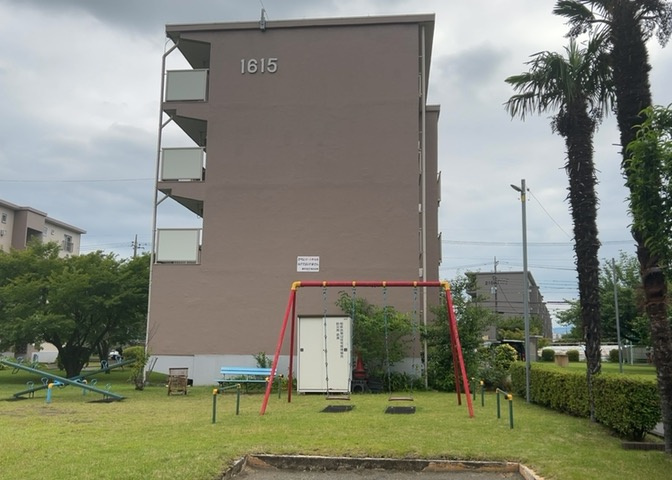 現地に行くなら、物件の周囲の地形がどうなっているかを見ることも大切です。周辺より低くなっている土地では、大雨などで水が集まりやすいため、地盤が弱くなっているということも考えられるため、注意が必要です。