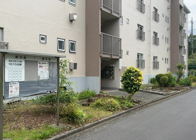 土地購入を検討されている場合、境界杭がない状態で購入してしまうと境界確定測量をする必要があり、費用がかかります。購入の前に、売主、隣土地所有者立ち合いのもと境界を確定し境界杭を設置するのがベストです。