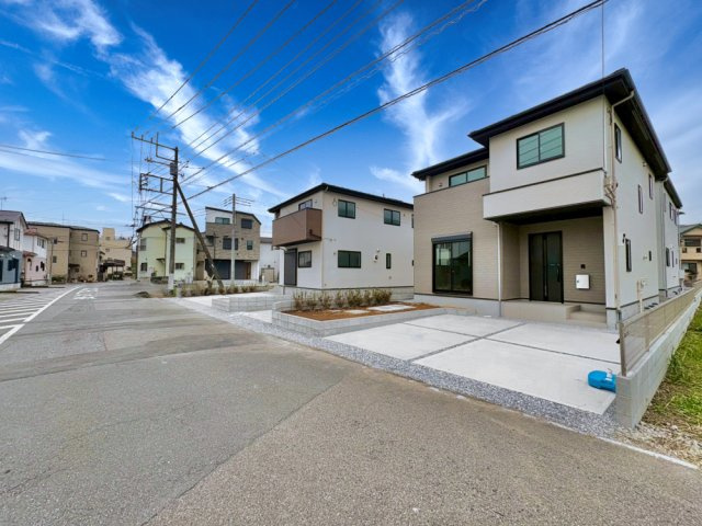 3号棟　南東道路に面し陽当り良好！広々とした20帖のリビング空間！水回りの集中した家事ラク動線・パントリー付！駐車スペース2台可(車種による)！大袋小学校・大袋中学校まで徒歩約5分(350ｍ)！