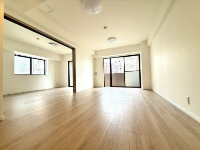 リビングに隣接する個室に段差がない間取ですので、引き戸を開け放てば2部屋が一体となり広々に。快適空間が生まれることで、家族が集まりやすくなります。
