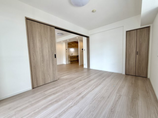 リビング横の部屋は開放すれば広いリビングとして使用可能！来客が来た際には来客室へ、お子様のお昼寝部屋としても親から目の届くところで安心して見守れるそんなお部屋としても活躍できます。