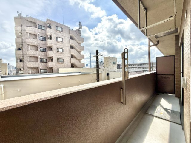 バルコニーからスカイツリーが望めます。　空も広く日当たりも良好です♪