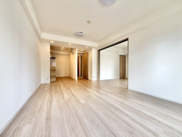 リビングルームの窓を開けると心地よい南風が入ってくる。キッズルームの窓を開けるとやさしい微風が入ってくる。家の中に風の道がある。風を生活の中で体験できる部屋。