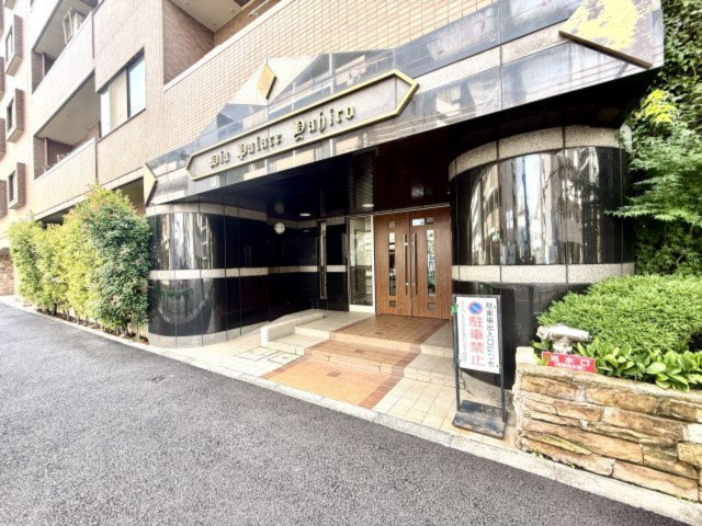 オートロックの最大のメリットは、訪問営業や勧誘を断りやすいこと。玄関前までセールスが来ないため、しつこくされ困ることがありません。住人と関係者しか入れない環境は安心感があり