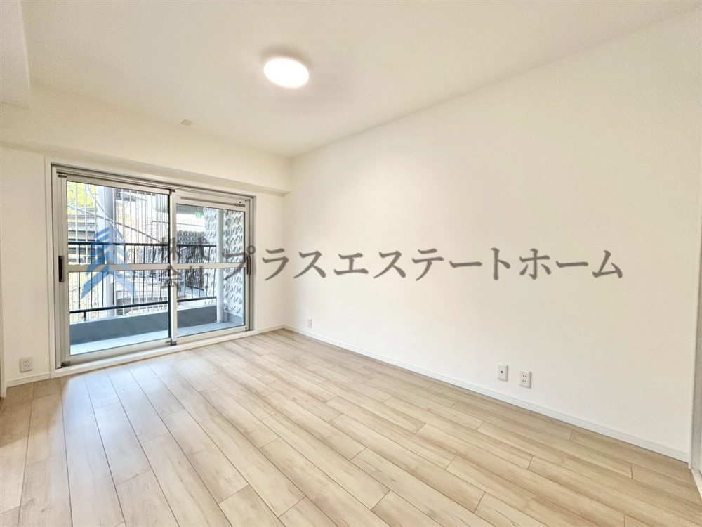 居室にはクローゼットを完備♪　自由度の高い家具の配置が叶うシンプルな空間です♪　
