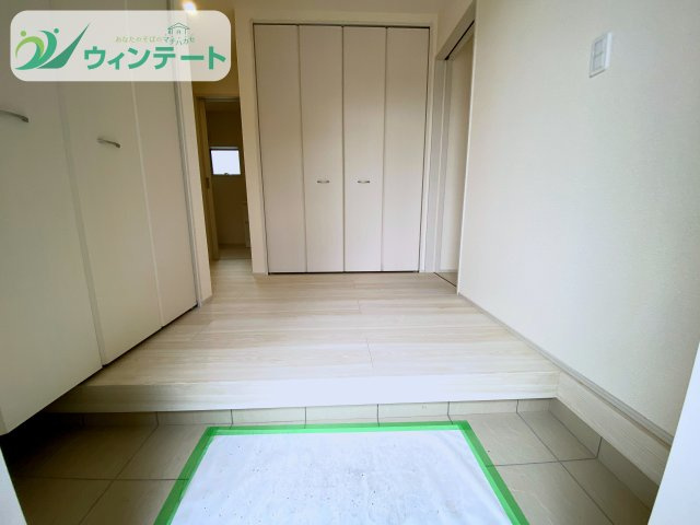 シンプルで洗練された玄関デザイン。毎日の出入りが心地よく感じられる空間です。