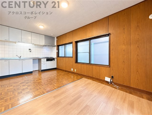 木の温もりを感じる落ち着いたLDK。キッチンと居住スペースが一体となった開放的な空間で、窓から光を取り込める明るい室内です。お好みの家具で自分らしい住空間を演出できます。