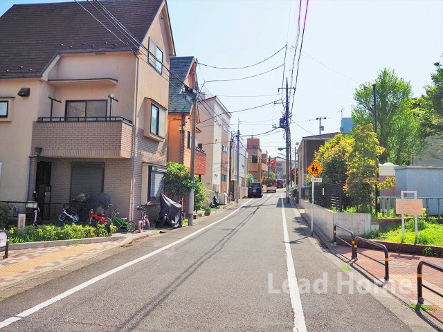 車通りが穏やかな前面道路です！見通しも良好で、小さなお子様がいるご家庭も安心して移動できます♪