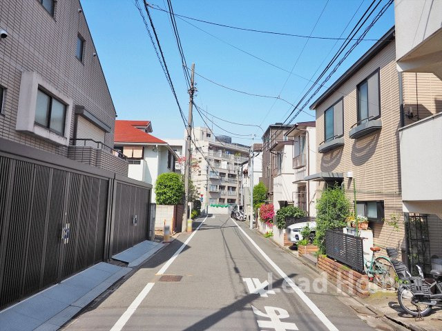 平坦で舗装された綺麗な道路に接しています！ベビーカーでの移動や自転車の走行も非常にスムーズです♪