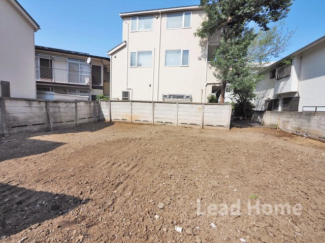 ゆとりある敷地面積を誇る現地です！お庭でのガーデニングやお子様のプール遊びも存分に楽しめます！