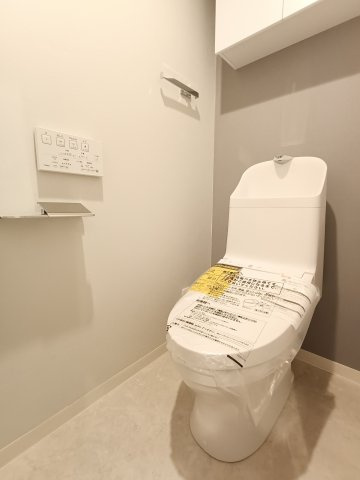 【トイレ】　洗浄機能付きトイレ。上部には収納付で、トイレットペーパー等、買い置きもしやすそうです。