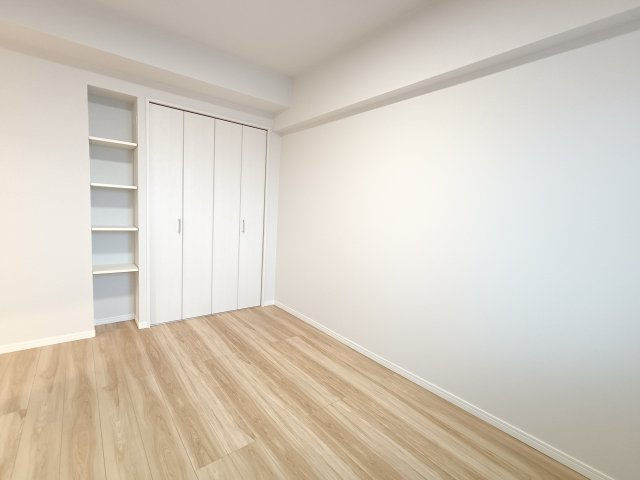 【洋室1　約6.0帖】　今の時代には住まいでお仕事をする方も増えてきました。そんな方には、落ち着いて仕事に集中できるお部屋作りを。ライフスタイルに合わせた暮らし方が可能です。
