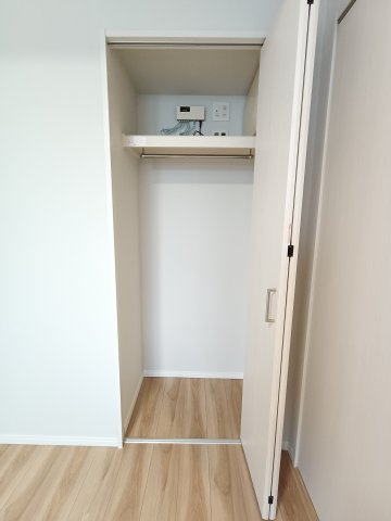 【洋室2　収納】　クローゼット付きで、衣類等の収納に役立ちます。
