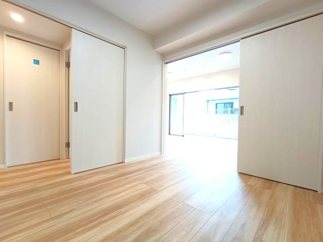 【洋室3　約5.0帖】　リビングに隣接した洋室は、小さなお子様のお部屋としても使いやすいです。　