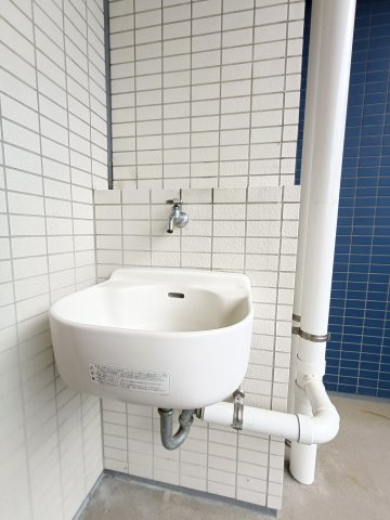 【バルコニー水栓】　スニーカーなど汚れ物の手洗いや、バルコニーのお掃除に便利なスロップシンクを備えています。