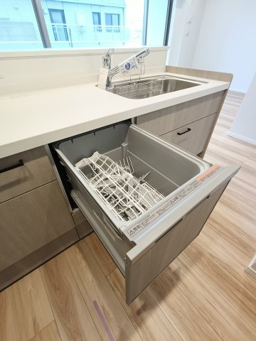 【食洗機】　手肌に優しく、家事の時短にもなる食洗機付きです。