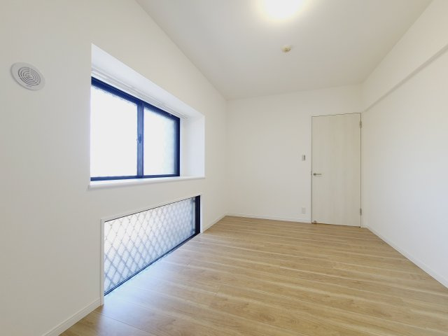 〇各部屋には窓が付いているので全体的に明るくなっております。広めの収納スペースもあるので嬉しいポイントですね。