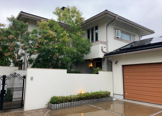 建物の基礎工事の方法は、主流となっているベタ基礎（防湿基礎）と布基礎の2種類に分類され、床下の通気性や耐久性などに違いがあります。建物の基礎部分の構造や付帯設備など詳細については現地でご確認ください。