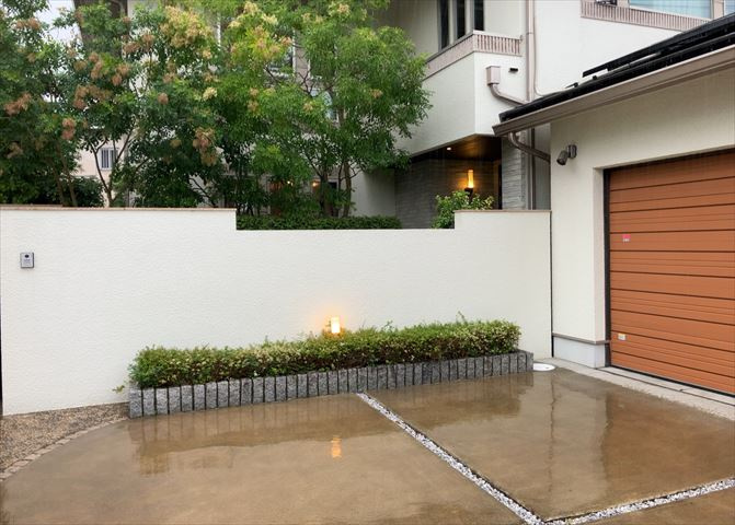 玄関ポーチにおいて最も重視すべきと言っても良いのが広さです。適切な広さの玄関ポーチでないと外見的なバランスは崩れてしまいますし、何より使いにくくなってしまいますので、現地で実際に下見をしてみましょう！