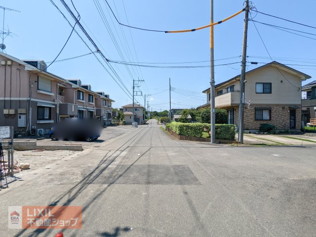 【前面道路】見通しの良い前面道路。車の出し入れがしやすく、ゆったりとした開放感のあるロケーションです。