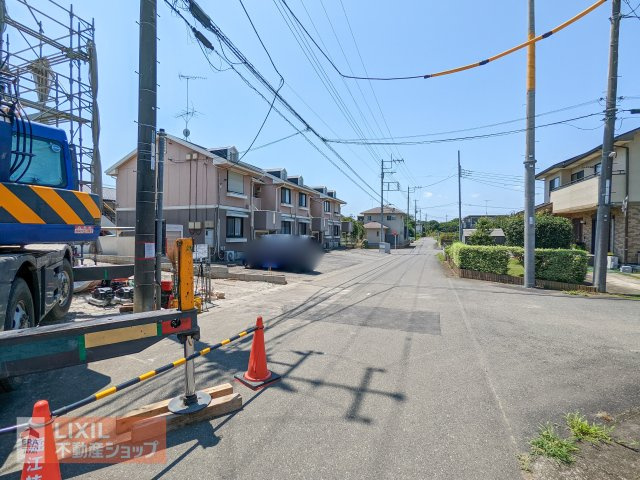 【前面道路】見通しの良い前面道路。車の出し入れがしやすく、ゆったりとした開放感のあるロケーションです。