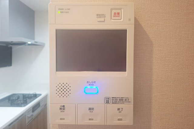 モニター付きインターホン：来客時も安心の設備です。