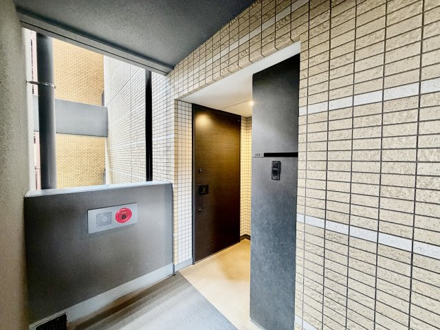 奥まった空間にドアがあります。家の中のプライバシーが守られます