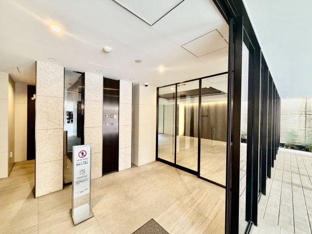 マンションのまさに顔の部分。どんなに疲れて帰ってきても、この高級感あふれるエントランスがあなたを迎えます