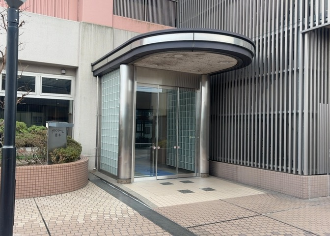 マンションのエントランスには、もともと風よけや防犯の役割がありますが、マンションによって宅配ボックスなどの設備が備わっている所もあります。日々の生活をイメージしながら生活しやすさをチェックしましょう。