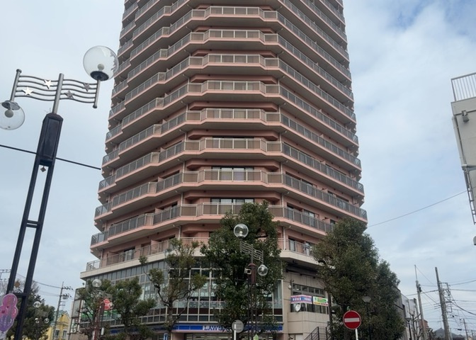 外観はマンション管理がされているかの目安になります。築年数が古いと、壁面は劣化してひび割れが生じることも！建物が古びていても細かいところが修繕されていると、きちんと管理されているなぁと感じるでしょう。