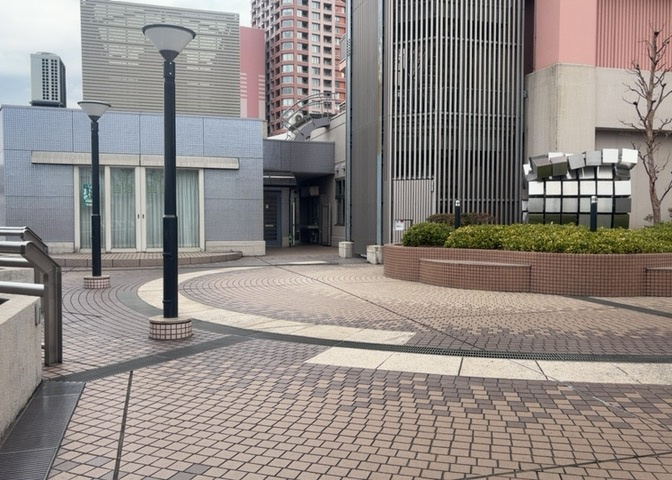 物件によっては、入居者が個人的に使用できる専用庭がついているものもあります。また、住宅の中にある土間の部分を庭と呼ぶこともあります。庭の用途は住む人によって変わり、それによってデザインもさまざまです。