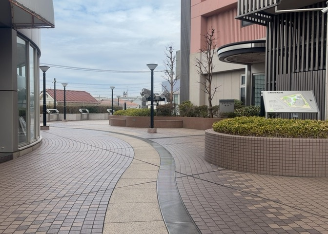 中庭（パティオ）とは、一つの建築物の内部に設けられた、壁などで囲われている庭のことを指します。コの字型、ロの字型が主流ですが、L字型の中庭もあります。最近では、インテリア性の高さからも人気があります。