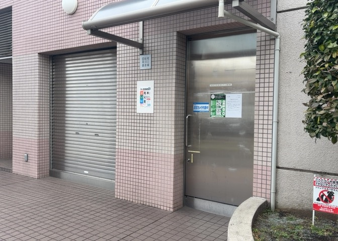共有部分は、住民なら誰もが使える設備のこと。例えば駐車場やエレベーター、インターネット設備、セキュリティ設備などがあります。他にも、マンションの廊下・外部階段やエントランス・ゴミ置き場などがあります。