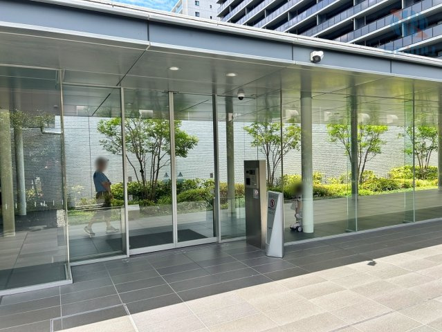 【エントランス(外)】ガラス張りの開放感が溢れ、緑豊かな植栽が迎える洗練されたエントランスです。