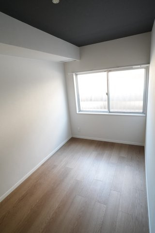 落ち着いた色調の寝室です