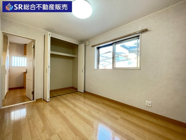 1F6帖洋室。ガレージに面したお部屋で買い物の後に便利です。