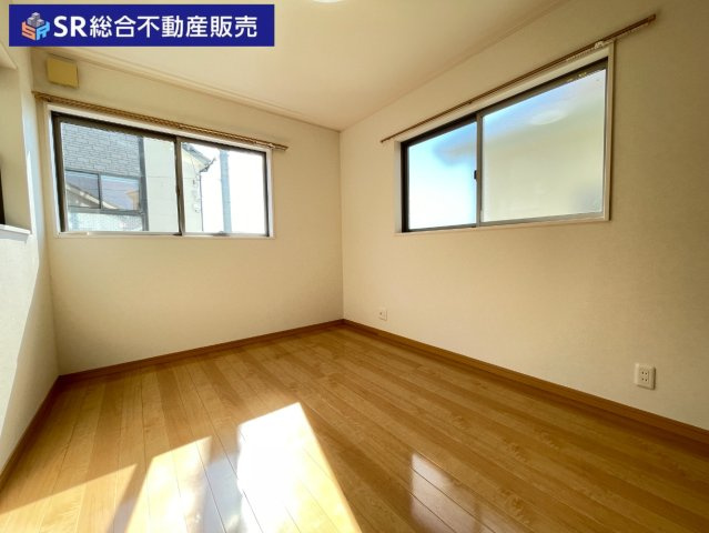 2F南側6帖洋室。3面採光のとても明るいお部屋です！日中は電気なしで過ごせます。
