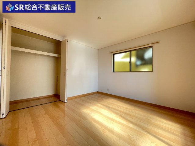 2F8帖洋室。落ち着いた雰囲気のある柔らかい日差しが入り込むお部屋です。寝室にいかがでしょうか。
