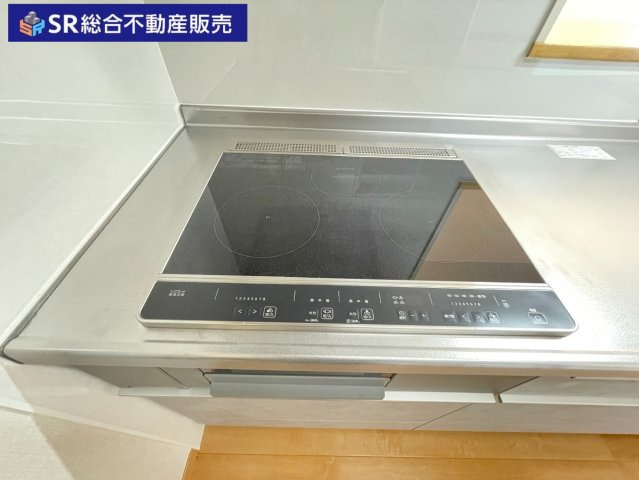 IH3口コンロ、グリル付きでガスより安全でお掃除も楽です♪