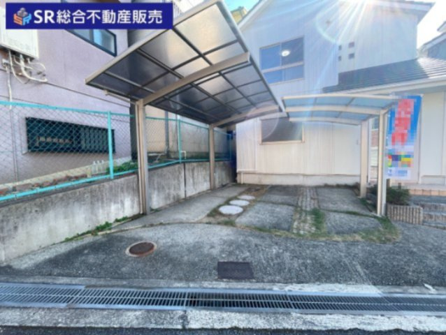 お車をお持ちの方には必要な駐車場はカーポート付きでスペース2台分有♪ご夫婦で1台ずつ所有、来客時に便利です。