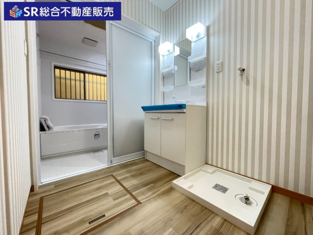 室内洗濯機があり、脱いだ衣服をそのまま洗濯機のに入れることができます！清潔感のある脱衣場です♪